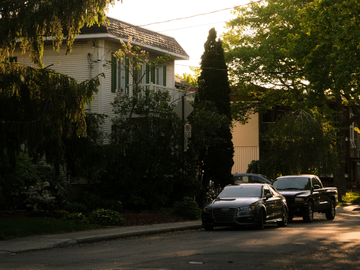 Luxury residential streetscape in Burr Ridge, Illinois
