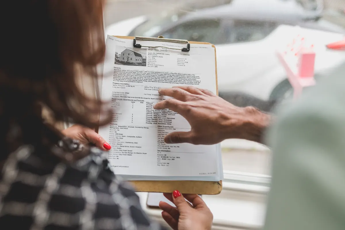 S&I Realty luxury home buyer consultation in Chicago's southwest suburbs